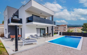 Beautiful Home In Posedarje With Kitchen